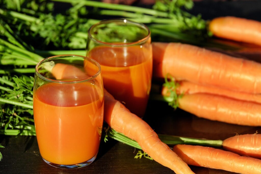 carrots and a glass of carrot juice – vitamin-rich foods that make you look younger