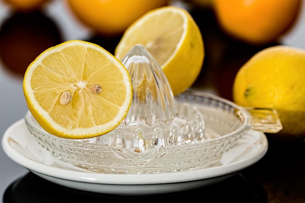 lemons and citrus fruits rich in vitamin C, known as foods that make you look younger naturally