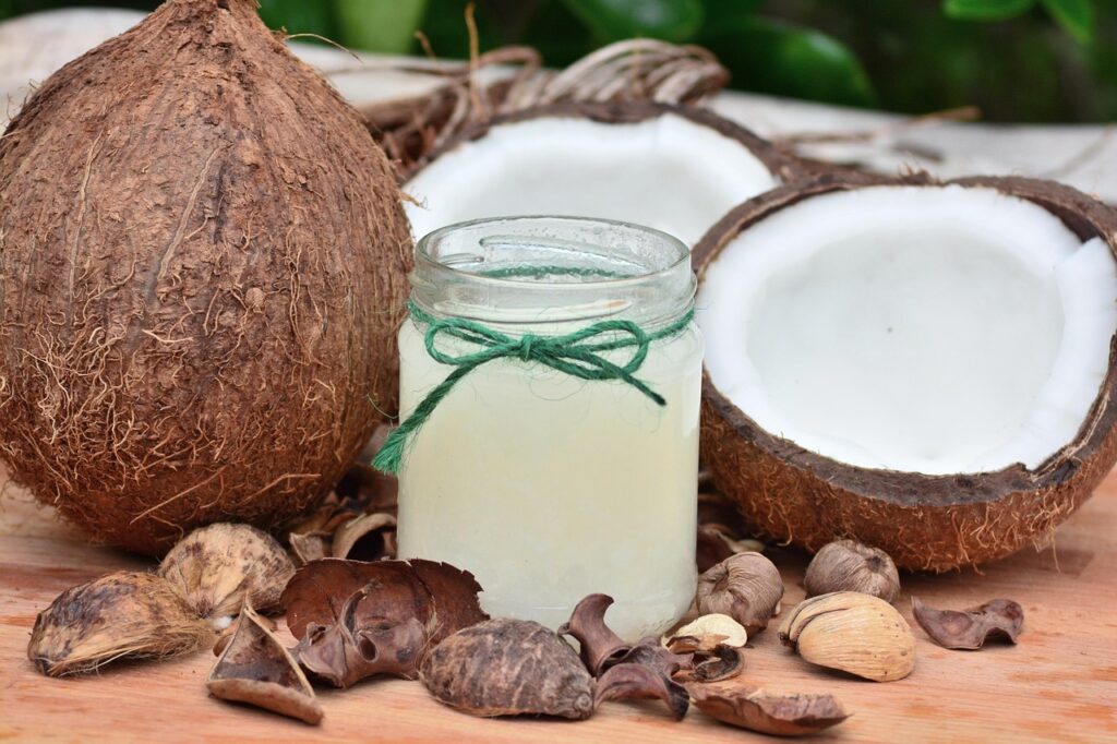 Using coconut oil to strengthen nails naturally at home