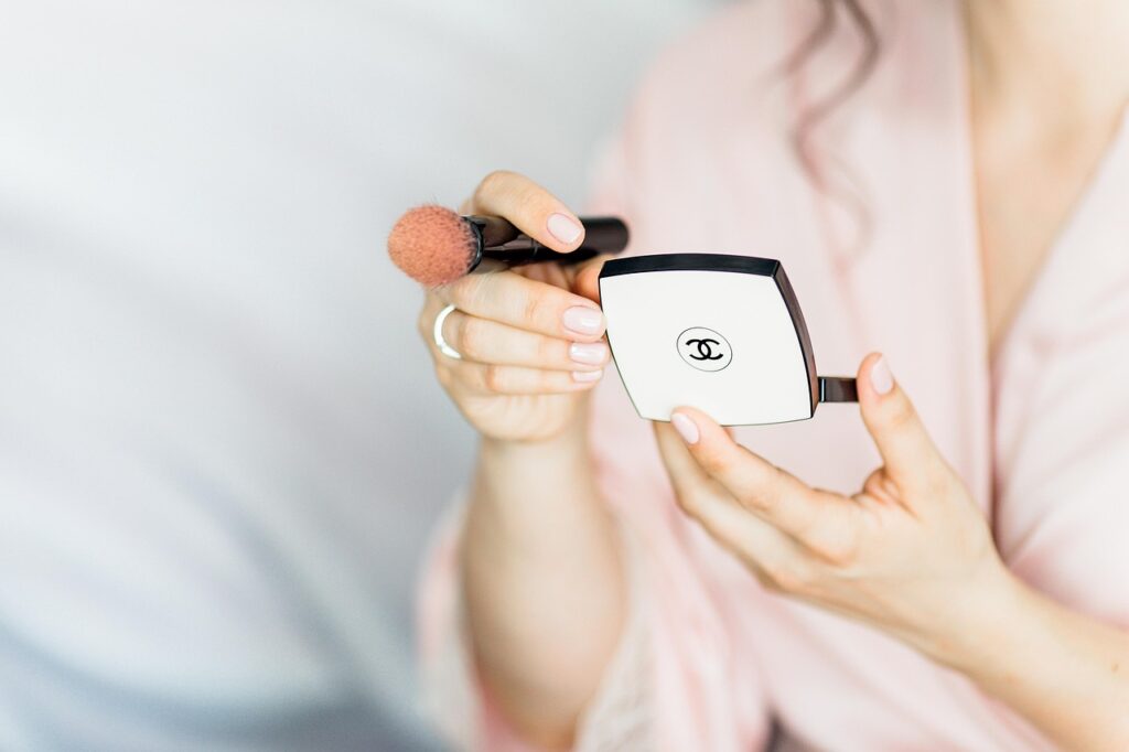 Applying primer before foundation to prevent makeup mistakes